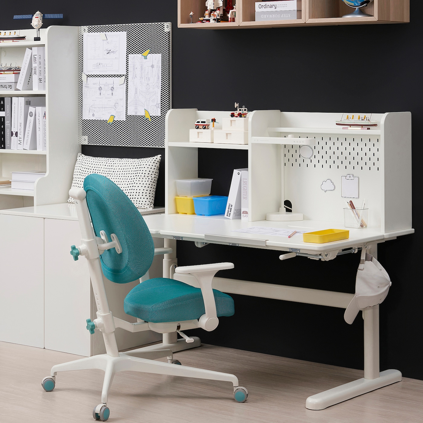 BERGLÄRKA / GUNRIK children's desk+chair w armrests white 