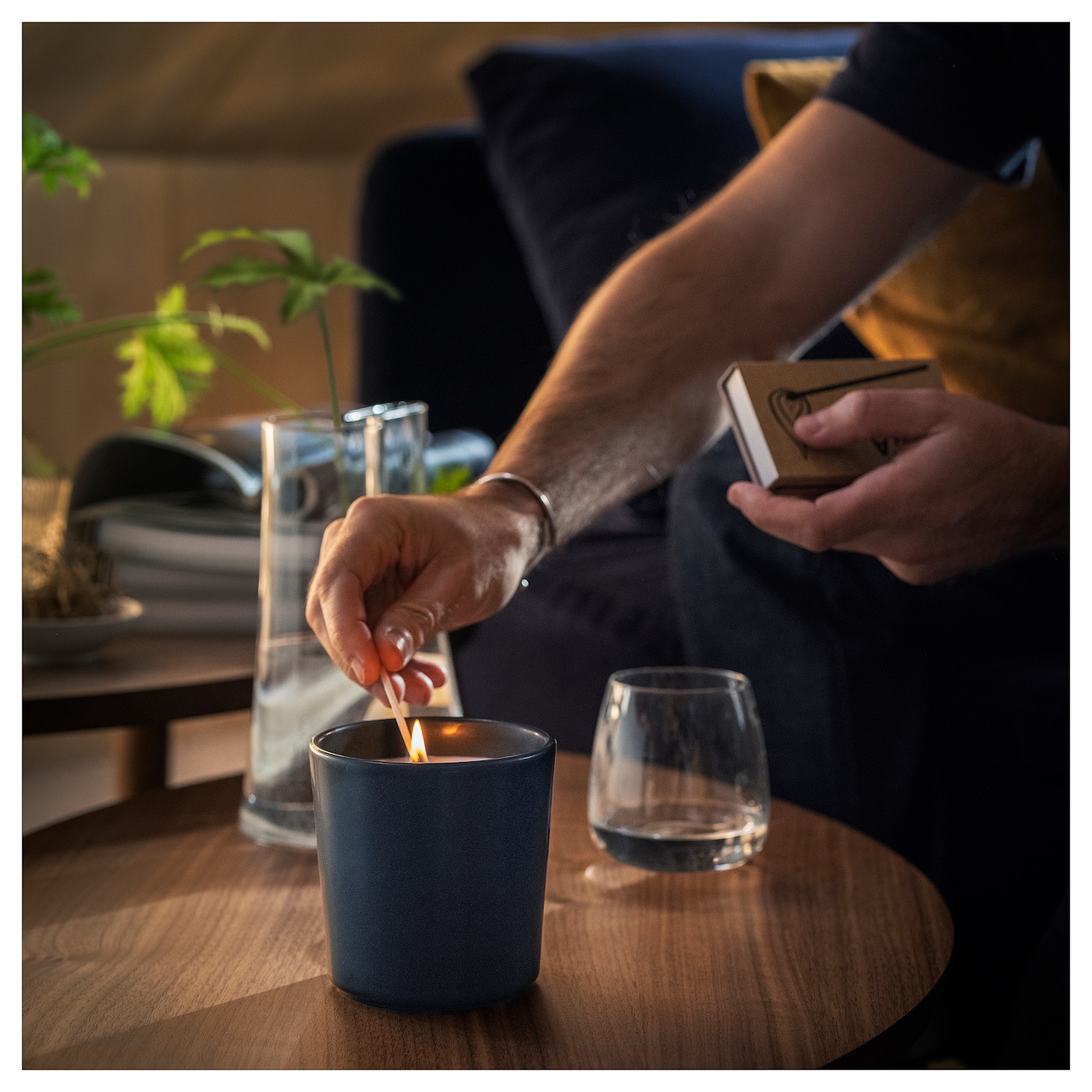 FRUKTSKOG 弗鲁斯科陶瓷罐香味烛香根草和天竺葵/青黑色- IKEA